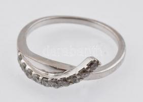 Ezüst(Ag) gyűrű, köves díszítéssel, jelzett, méret: 57, bruttó: 2,45 g