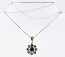 Ezüst(Ag) nyaklánc, virág alakú medállal, jelzett, h: 38 cm, bruttó: 4,76 g