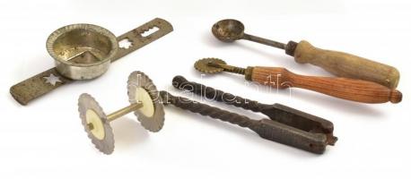 Konyhai eszközök (5 db): régi diótörő, derelyevágó, sütemény nyomó forma, stb.