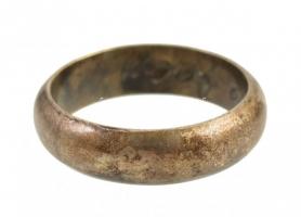 Ezüst(Ag) gyűrű 1887-1912 (...) gravírozással, jelzett, kopott, elszíneződött, méret: 63, 8 g