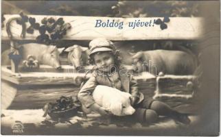 1913 Boldog Újévet! / New Year greeting card, girl with pigs