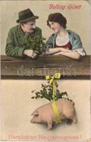1912 Herzlichen Neujahrsgruss! / Boldog Újévet! / New Year greeting postcard, romantic couple with pig (kis szakadás / small tear)