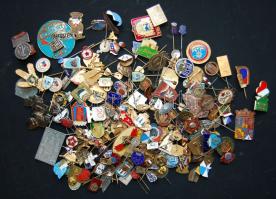 Kis külföldi jelvény, kitűző tétel, 200db, jobbakkal