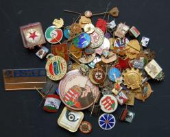 Kis magyar jelvény, kitűző tétel, 100db, jobbakkal