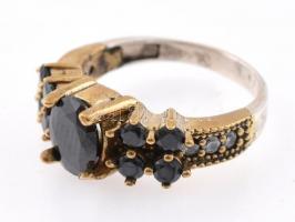 Aranyozott ezüst(Ag) gyűrű, fekete kövekkel, jelzett, méret: 59, bruttó: 6,44 g