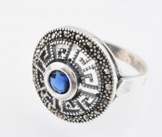 Ezüst(Ag) kerek gyűrű, kék kővel és markazitokkal, jelzett, méret: 57, bruttó: 5,04 g