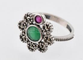 Ezüst(Ag) virágos gyűrű, zöld kővel, jelzett, méret: 58, bruttó: 3,74 g