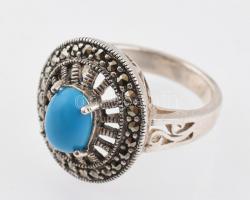 Ezüst(Ag) gyűrű, kék kővel és markazitokkal, méret: 54, bruttó: 6,05 g