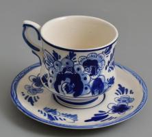 Delft porcelán mokkás csésze és alj. Máz alatti kék festéssel, kézzel festett, jelzett, hibátlan. csésze: d: 6 cm, m: 6 cm