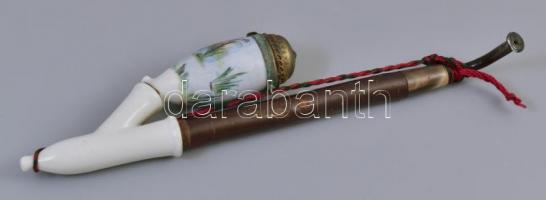 Porcelán pipa, madaras motívummal, kis kopásnyomokkal, h: 27 cm