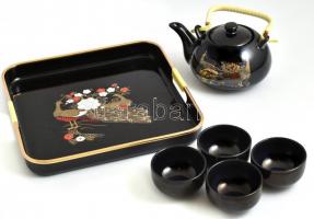 Kínai stílusú teás készlet, kerámia kannával, 4 db fül és alj nélküli kerámia csészével, műanyag tálcával, matricás dekorral, apró kopásnyomokkal, eredeti karton dobozában