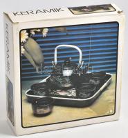 Kínai stílusú teás készlet, kerámia kannával, 4 db fül és alj nélküli kerámia csészével, műanyag tál...