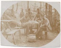 Első világháborús osztrák-magyar katonák sakk játszma közben, tekercs szögesdrót / WWI K.u.K. military, Austro-Hungarian soldiers playing chess. photo (10 x 7,5 cm)