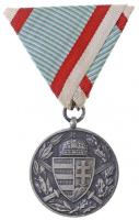 1929. "Magyar Háborús Emlékérem kardokkal, sisakkal" ezüstözött Br kitüntetés mellszalagga...