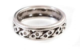 Ezüst(Ag) áttört mintás gyűrű, jelzés nélkül, méret: 54, nettó: 4,1 g