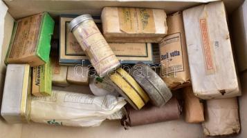 cca 1930-40 kötszerek, gyógyszeres dobozok cipősdobozban