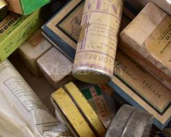 cca 1930-40 kötszerek, gyógyszeres dobozok cipősdobozban