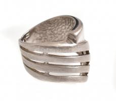 Ezüst(Ag) négysávos hajlított gyűrű, jelzett, méret: 50, nettó: 6,9 g