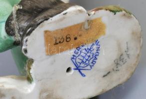 Herendi vadász fiú. Sérült, ragasztott, hiányos. Kézzel festett, jelzett. 13 cm