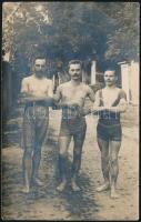 cca 1920 Cigarettázó férfiak nyáron, fotó, sarkán törésnyom, 14×9 cm