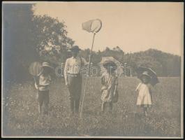 cca 1920 Gyerekek lepkevadászaton, fotó, 181×23,5 cm