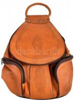 Dombornyomott díszítésű bőr táska, hátizsák, kissé kopott, foltos, 36x26 cm