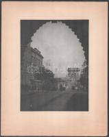 cca 1935 Budapest, a mai Clark Ádám tér és a Lánchíd az Alagútból fényképezve, fotó kartonon, hátoldalon kiállítási felfüggesztéssel, jó állapotban, 23×17,5 cm