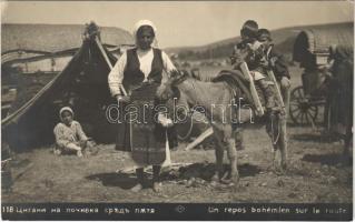 1930 Sátoros cigány tábor Bulgáriában / Un repos bohémien sur le route / Gypsy tent camp in Bulgaria