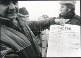 1989 A 89-es romániai forradalom idején megjelent magyar nyelvű kolozsvári újság első száma Szabad Románia, Szabad Kolozsvár jelmondattal, korabeli eredeti fotó, hátoldalon felirattal, szép állapotban, 12,5×17,5 cm