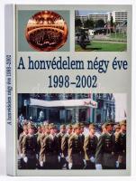A honvédelem négy éve 1998-2002. Szerk.: Holló József. Bp., 2002, Zrínyi. Kiadói kartonált papírkötés. Jó állapotban.