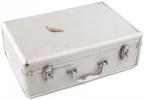 Fém bőrönd 2 db kulccsal, használt állapotban, a belső borítás egy részen levált, 39x25x13 cm