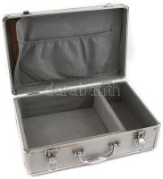 Fém bőrönd 2 db kulccsal, használt állapotban, a belső borítás egy részen levált, 39x25x13 cm