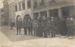 Osztrák magyar első világháborús katonai parancsnokság egy olasz városban, magas rangú polgári, katonai és egyházi vezetők / WWI K.u.k. military Platzkommando in an Italian town, military, civil and religious leaders. photo