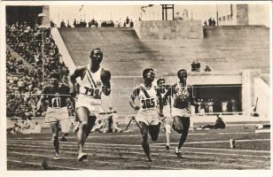 Olympische Spiele Berlin 1936. Jesse Owens (USA) hält mit 10,3 den Weltrekord (Phot. Schütze & Schorer) / 1936 Summer Olympics, Jesse Owens (USA) 4x olympic champion in running