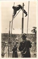 Olympische Spiele Berlin 1936. Meadows (USA) gewinnt im Stabhochsprung die Goldene Medaille. Phot. A. Cusian / 1936 Summer Olympics, Meadows (USA) wins the gold medal in pole vault