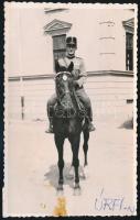 cca 1940 Vitézi rendet és több kitüntetést viselő tiszt lován, fotó, felirattal, foltos, 13,5×8,5 cm