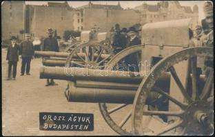 cca 1916 Zsákmányolt orosz ágyúk kiállítása Budapesten, fotó, hátoldalon fényképész pecsétjével, egyik sarkán törésnyom, 9×14 cm
