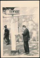 cca 1960 Taxiállomás, ahová a taxi helyi telefonhívásra jött, fotó, 13×9 cm