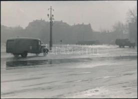 1963 Budapest, Hősök tere, Robur kenyérszállító autóval, személyautó-forgalom nélkül, fotó, 8×11 cm