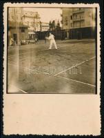 1939 Pataky Jenő (1914-1996) színész teniszezés közben, hátoldalon pecsételt és feliratozott fotó, 8,5×5,5 cm