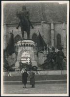 1941 Kolozsvár, a Mátyás király-szobor nemzeti szalagos koszorúkkal és nagyméretű koronás címerrel, fotó, 11,5×8 cm