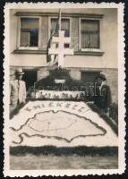 1941 Iskola előtt felállított irredenta Nagy-Magyarország emlékmű fotója, hátoldalon felirattal, 9×6 cm