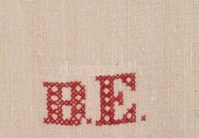 Lenvászon asztalterítő, B.E. monogrammal, helyenként foltos, 210x138 cm