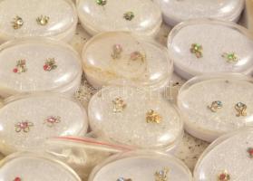 12 pár kis fülbevaló színes kövekkel, műanyag dobozokban