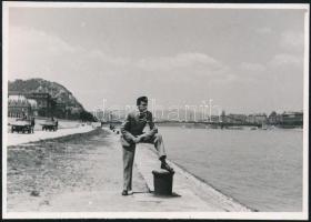 cca 1930 Budapest, férfi a Duna-parton, háttérben a Szabadság híd és a Gellért-hegy, fotó, 6×8,5 cm
