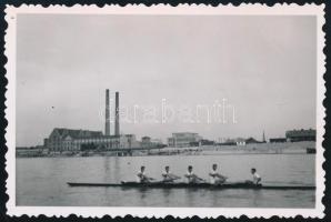 cca 1940 Evezősök a Dunán, háttérben a budafoki malom, fotó, 6×9 cm