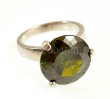 Ezüst (Ag) zöld köves gyűrű, jelzett, méret: 52, bruttó: 6,9 g