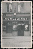 cca 1930-1940 Budapest, Irányi utca 7., Grassmann órás üzlete, fotó, sérülésekkel, 9×6 cm