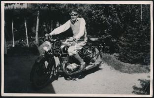 cca 1930 Motorkerékpárral, fotólap, 8,5×13,5 cm