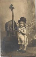 1907 Child with double bass (gyűrődés / crease)